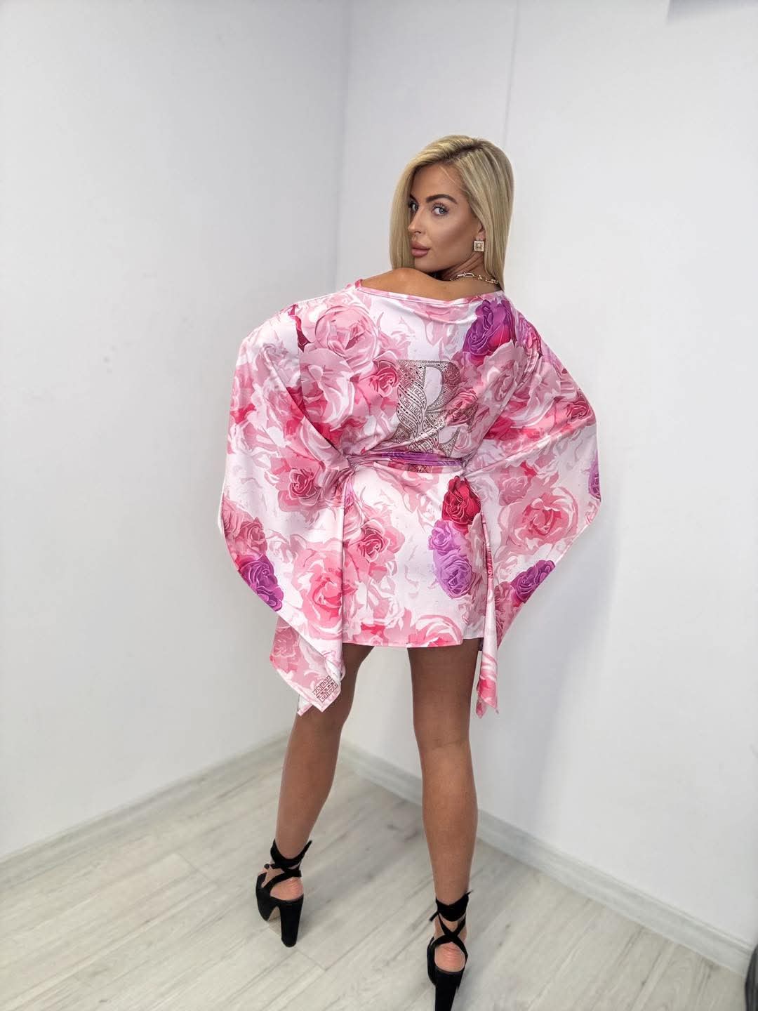 Vestido Corto Floral Rosa con Mangas Amplias – Elegancia y Estilo