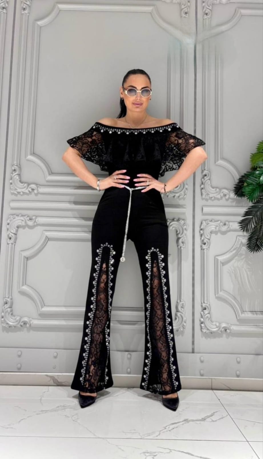 Mono Negro Elegante con Encaje y Pedrería – Glamour para Ocasiones Especiales
