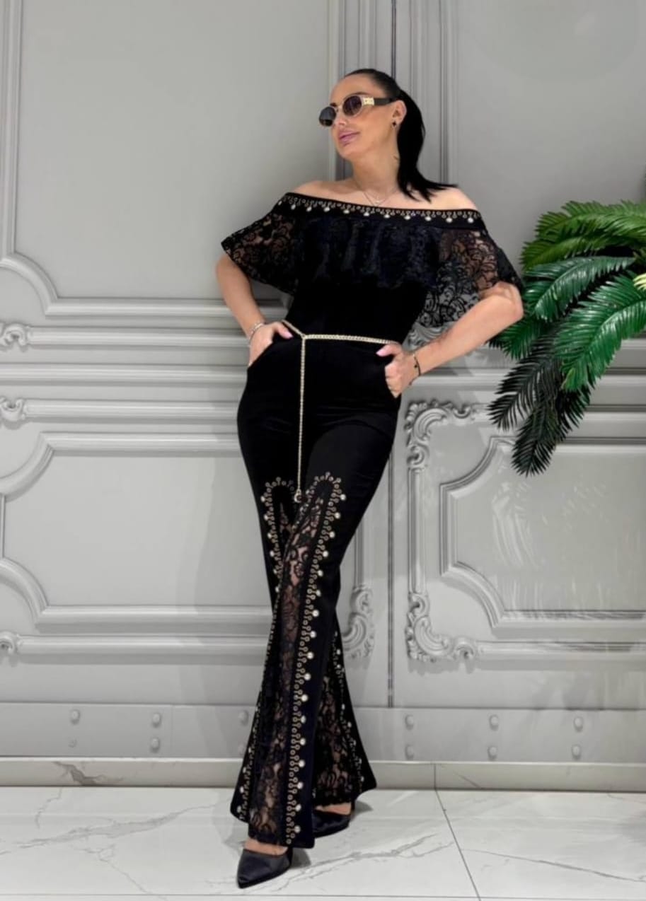Mono Negro Elegante con Encaje y Pedrería – Glamour para Ocasiones Especiales