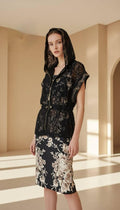 Conjunto de Vestido Floral y Chaqueta de Encaje Negra – Elegancia Atemporal