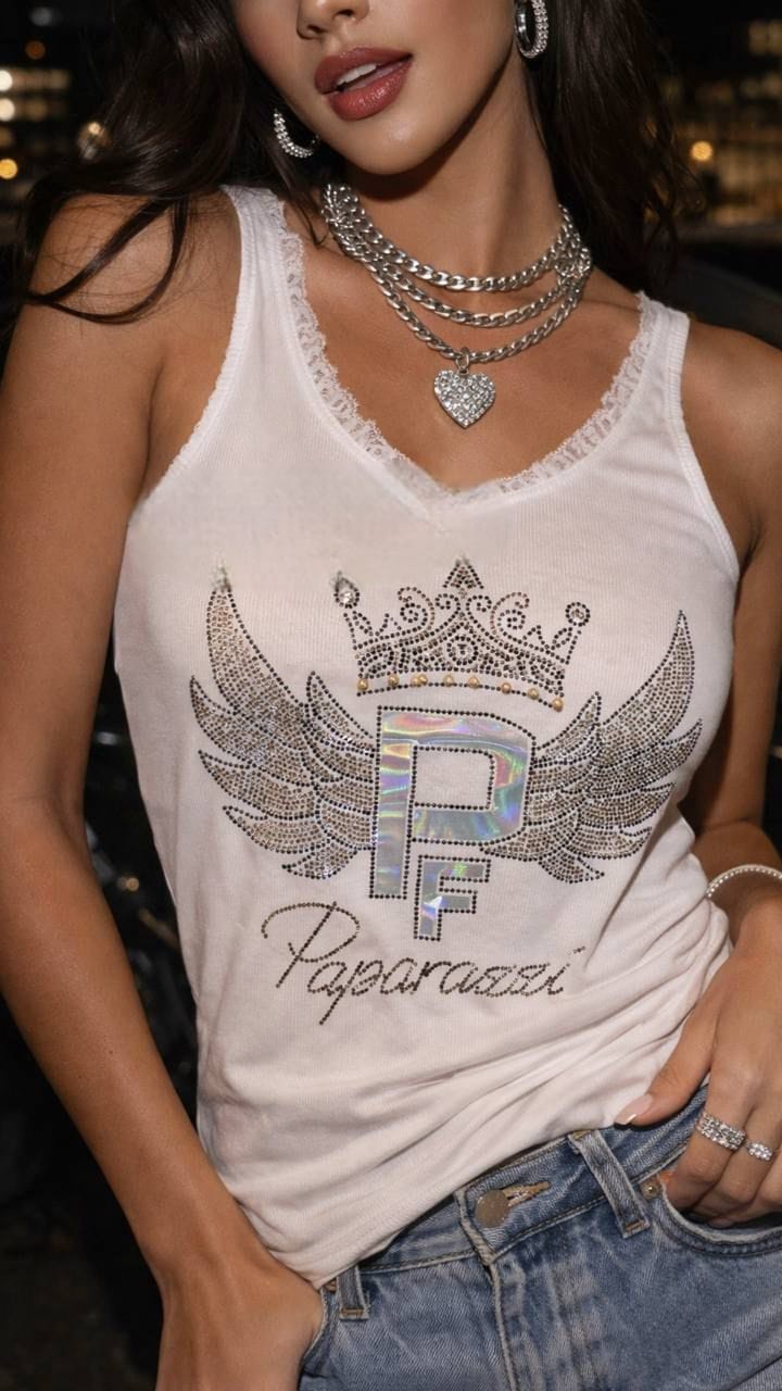 Camiseta Blanca con Pedrería y Diseño de Alas – Brillo y Estilo Exclusivo
