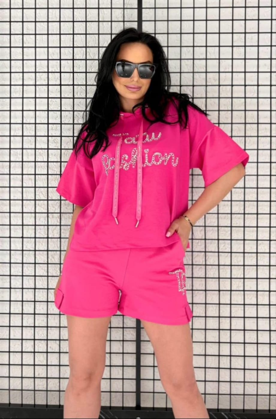 Conjunto Deportivo Rosa con Capucha y Short – Comodidad con Estilo