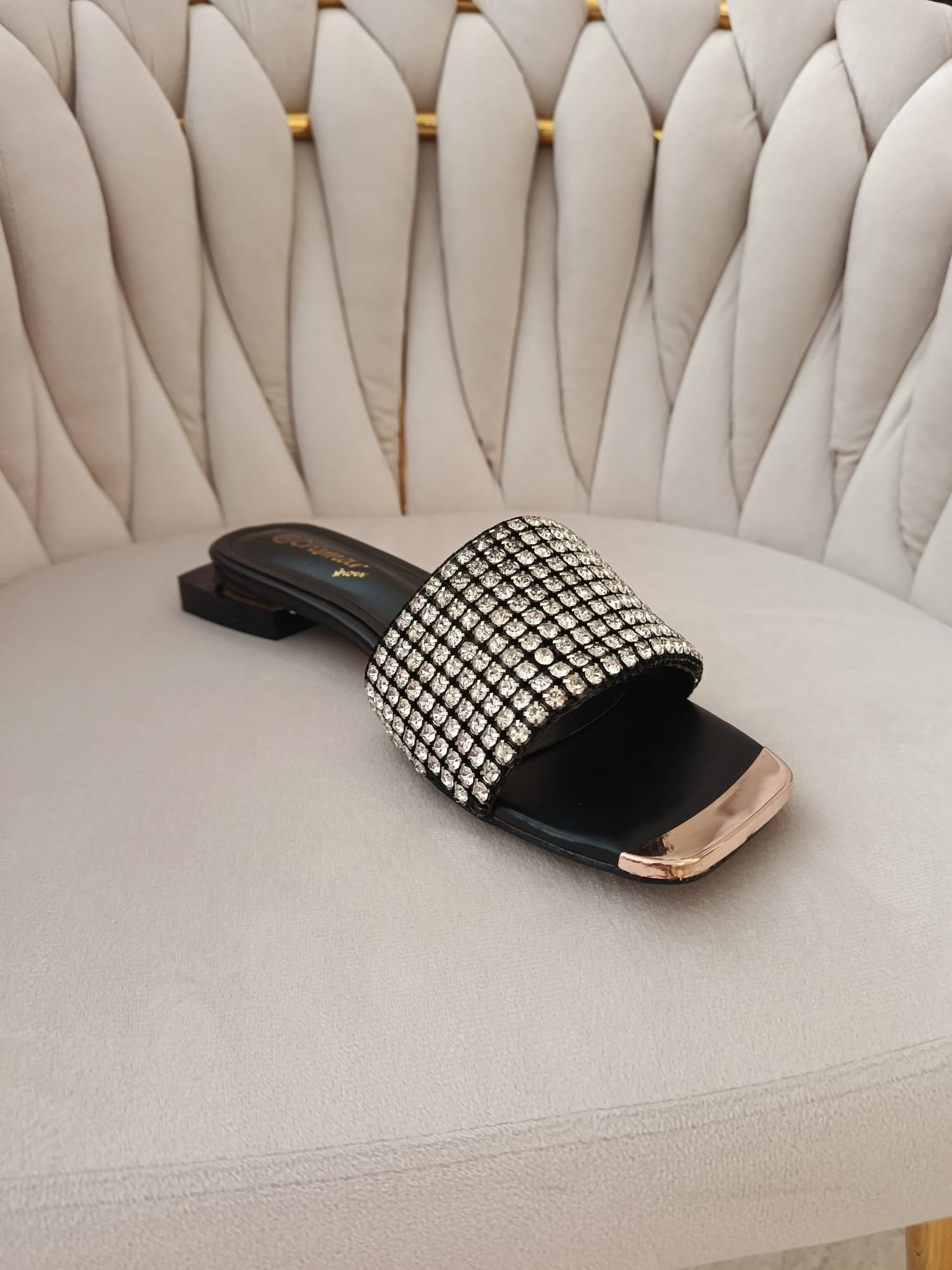 Sandalia Plana Negra con Brillos – Elegancia y Comodidad