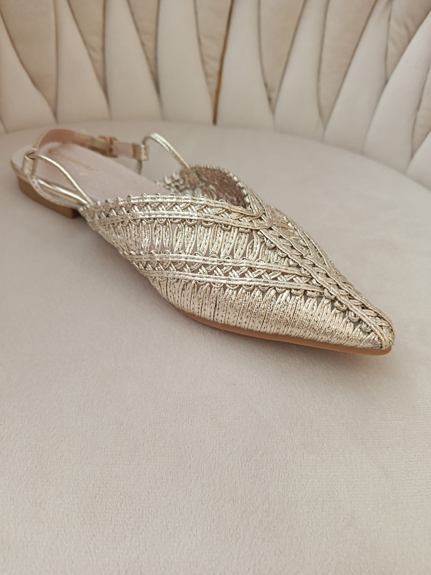 Zapato Destalonado Trenzado Dorado