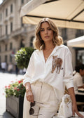 Camisa Blanca Estampada – Elegancia con un Toque Exclusivo