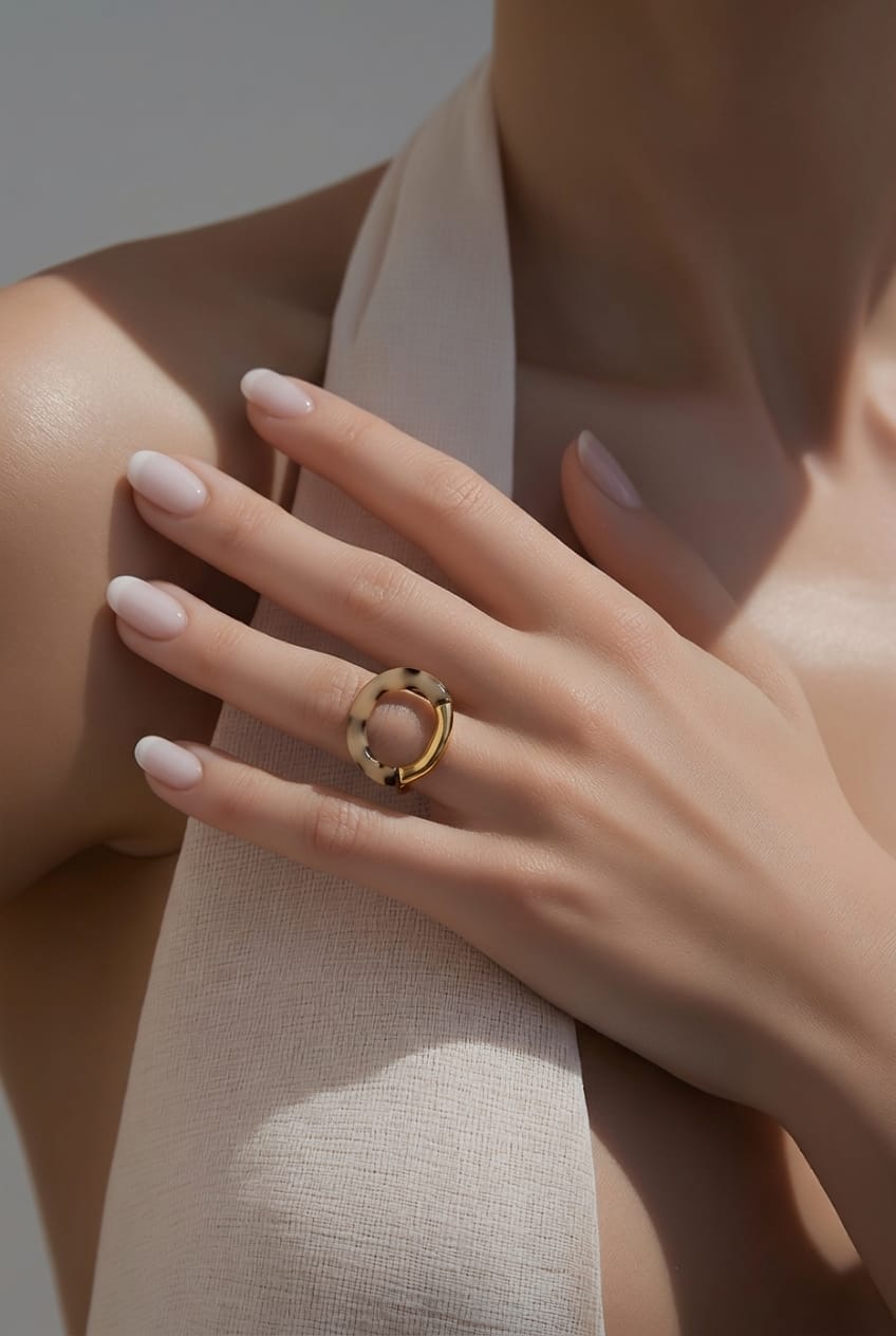 Anillo Dorado Minimalista para Mujer