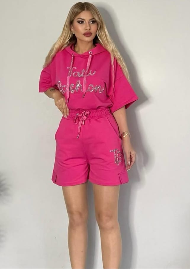 Conjunto Deportivo Rosa con Capucha y Short – Comodidad con Estilo