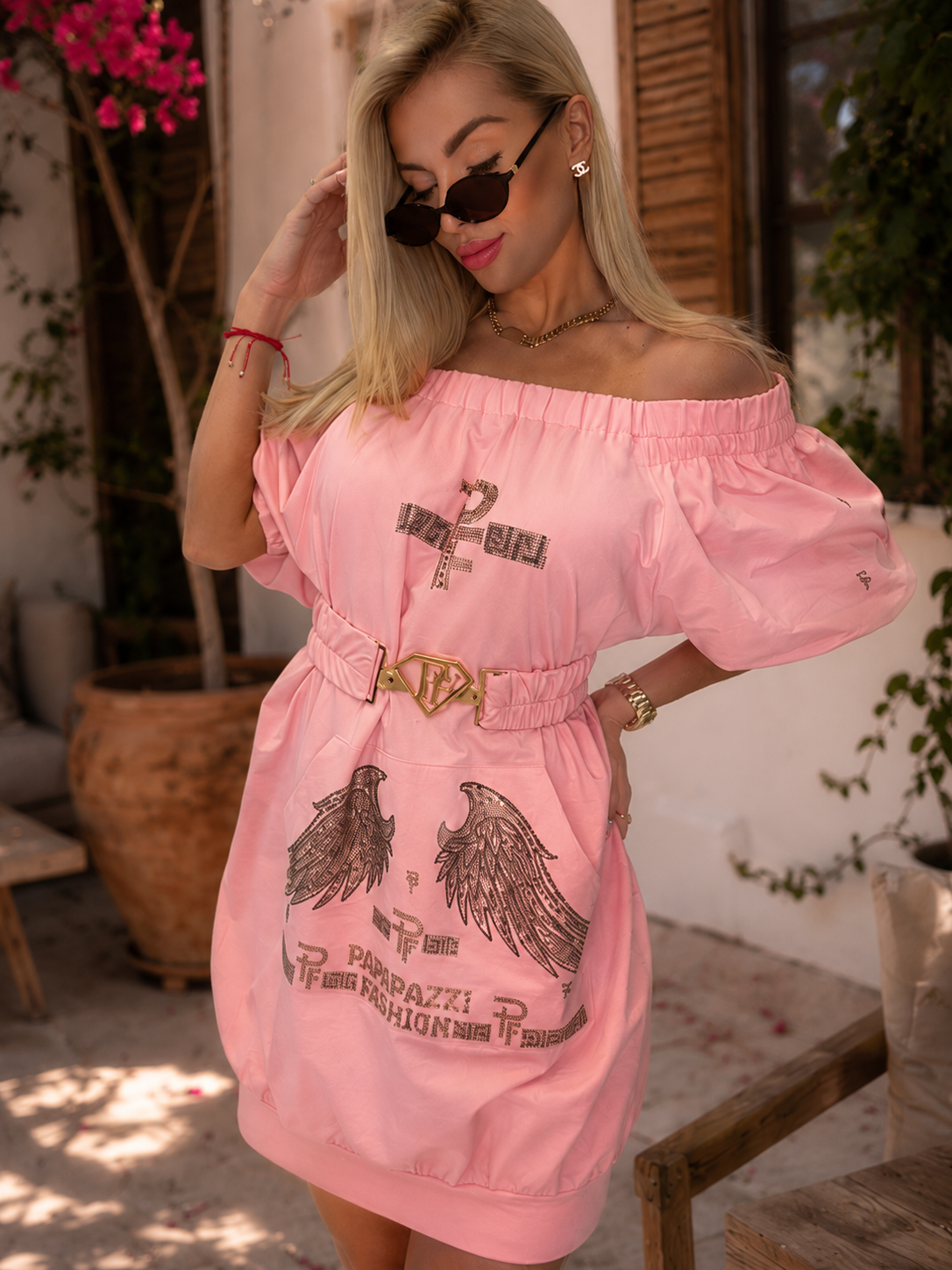 Vestido Rosa Off Shoulder con Pedrería – Elegancia y Estilo Exclusivo