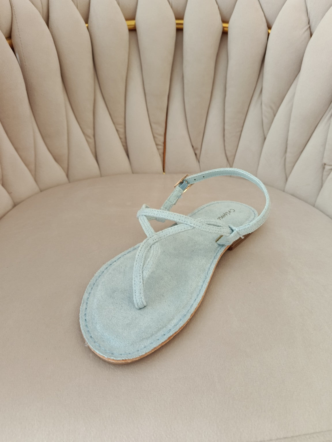 Sandalia plana azul cielo de tiras – Frescura y estilo para tus looks de verano