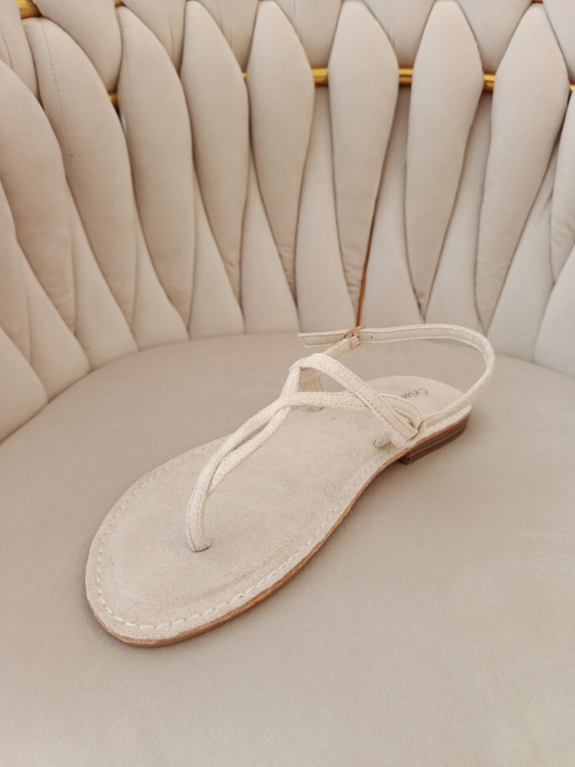 Sandalia plana beige de tiras – Elegancia y comodidad para el verano