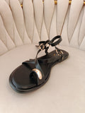 Sandalia Negra Minimalista con Detalles Dorados – Elegancia para Cada Paso