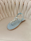 Sandalia Plana Azul con Pedrería – Elegancia y Confort para el Verano