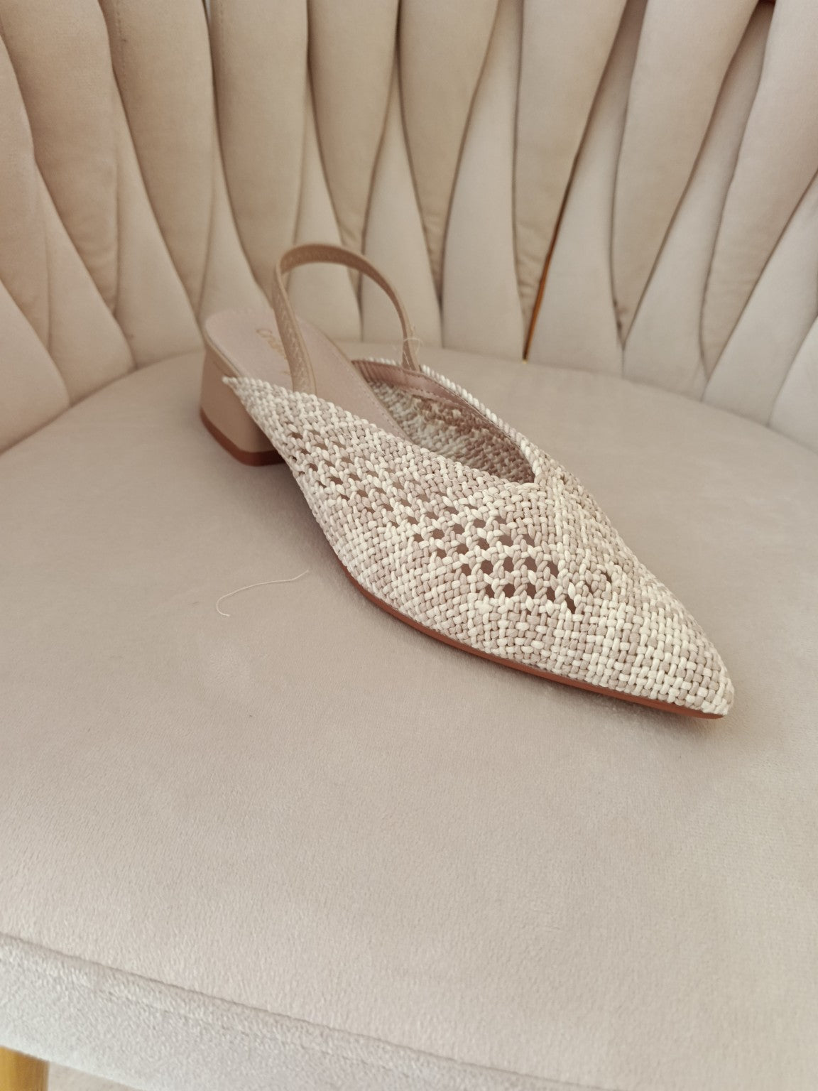 Zapato Destalonado Trenzado Beige – Elegancia Natural para Cualquier Ocasión